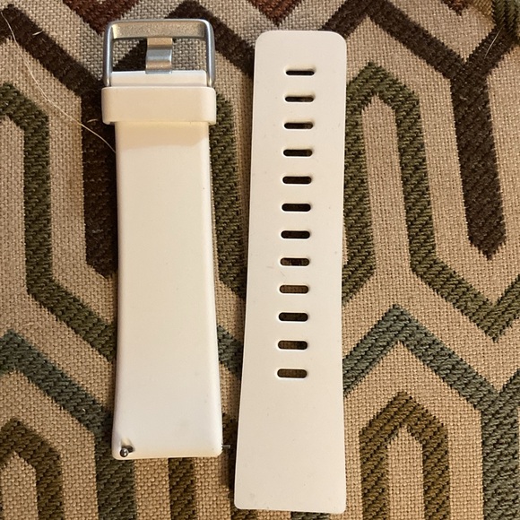 FIT BIT VERSA BAND REPLACEMENT - Picture 4 of 5